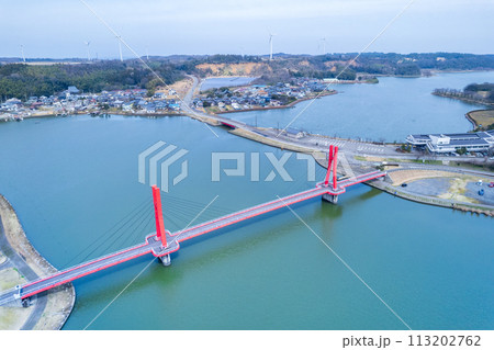 ドローン|北潟湖に架かる赤色に輝くアイリスブリッジの空撮|福井県あわら市 ドローン|北潟湖に架かる赤色に輝くアイリスブリッジの空撮|福井県あわら市 113202762