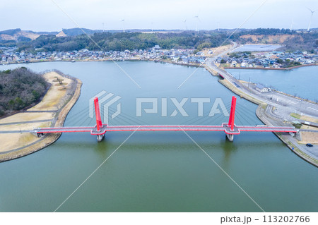 ドローン|北潟湖に架かる赤色に輝くアイリスブリッジの空撮|福井県あわら市 ドローン|北潟湖に架かる赤色に輝くアイリスブリッジの空撮|福井県あわら市 113202766