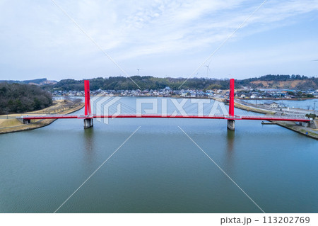 ドローン｜北潟湖に架かる赤色に輝くアイリスブリッジの空撮｜福井県あわら市 113202769