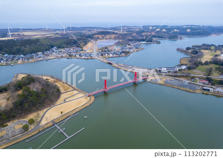 ドローン｜北潟湖に架かる赤色に輝くアイリスブリッジの空撮｜福井県あわら市 113202771