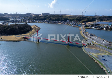 ドローン|北潟湖に架かる赤色に輝くアイリスブリッジの空撮|福井県あわら市 ドローン|北潟湖に架かる赤色に輝くアイリスブリッジの空撮|福井県あわら市 113202781
