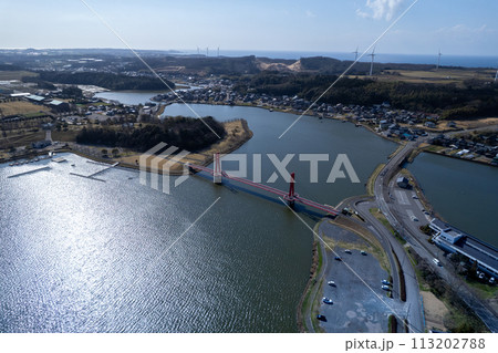 ドローン|北潟湖に架かる赤色に輝くアイリスブリッジの空撮|福井県あわら市 ドローン|北潟湖に架かる赤色に輝くアイリスブリッジの空撮|福井県あわら市 113202788