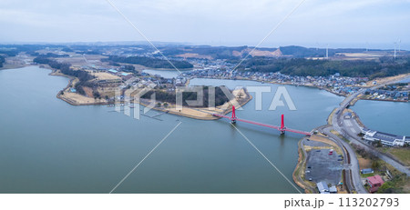 ドローン｜パノラマ撮影｜北潟湖に架かる赤色に輝くアイリスブリッジの空撮｜福井県あわら市 113202793