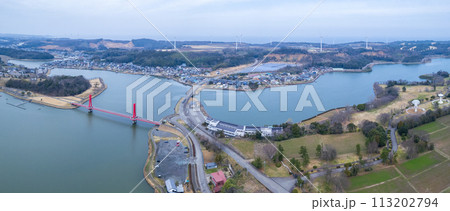 ドローン｜パノラマ撮影｜北潟湖に架かる赤色に輝くアイリスブリッジの空撮｜福井県あわら市 113202794