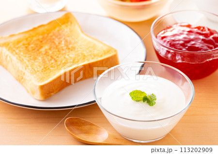 朝食にヨーグルトを食べる 113202909