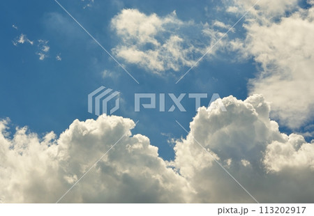 大空に浮かぶ雲は、想像力が育まれて見飽きない 113202917