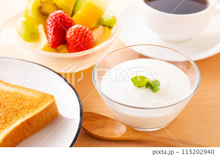 朝食にヨーグルトを食べる 朝食にヨーグルトを食べる 113202940
