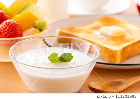 朝食にヨーグルトを食べる 113202985