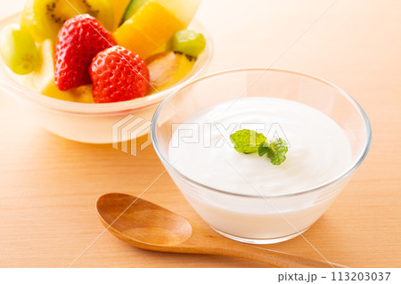 ヨーグルトと果物 ヨーグルトと果物 113203037