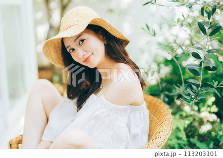 若い女性のリゾートイメージ 113203101