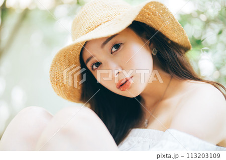 若い女性のリゾートイメージ 113203109