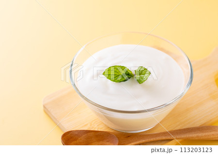 ヨーグルトを食べる 113203123