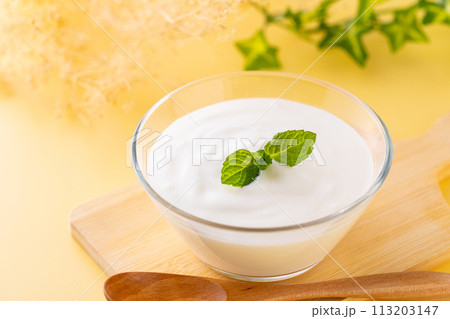 ヨーグルトを食べる ヨーグルトを食べる 113203147
