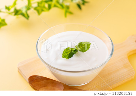ヨーグルトを食べる 113203155