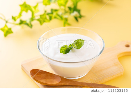 ヨーグルトを食べる 113203156