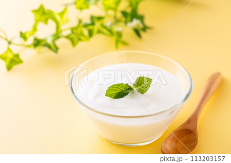 ヨーグルトを食べる 113203157
