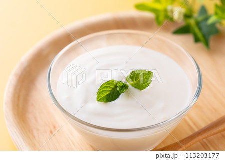 ヨーグルトを食べる 113203177