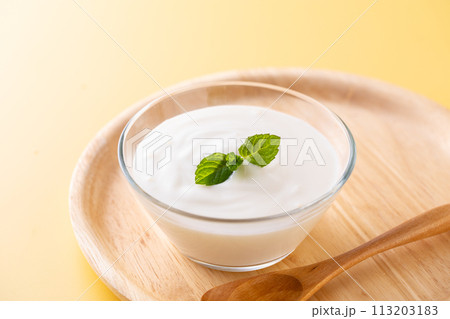 ヨーグルトを食べる 113203183