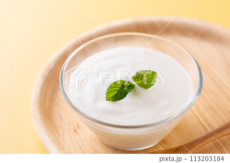 ヨーグルトを食べる ヨーグルトを食べる 113203184