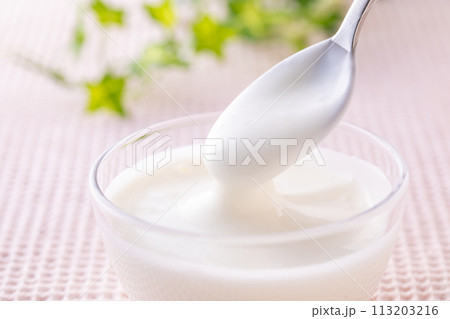 ヨーグルトを食べる 113203216