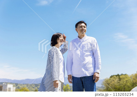 散歩をする若いカップル 散歩をする若いカップル 113203234