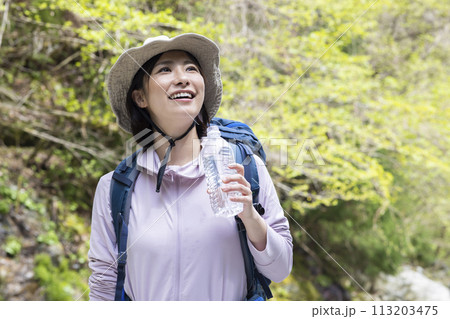 新緑のハイキングを楽しむ女性 新緑のハイキングを楽しむ女性 113203475