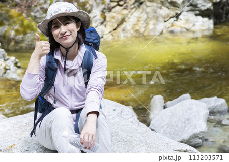 新緑のハイキングを楽しむ女性 新緑のハイキングを楽しむ女性 113203571