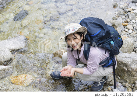 ハイキングを楽しむ女性 ハイキングを楽しむ女性 113203583