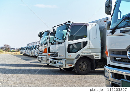 綺麗に並んだ運送会社駐車場のトラック 113203897