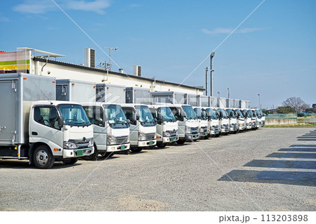 綺麗に並んだ運送会社駐車場のトラック 113203898