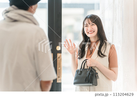 美容室・ヘアサロン・ビューティーサロンに来店・入店する若い女性 113204629