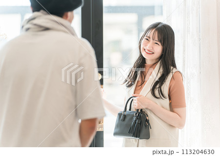 美容室・ヘアサロン・ビューティーサロンに来店・入店する若い女性 113204630