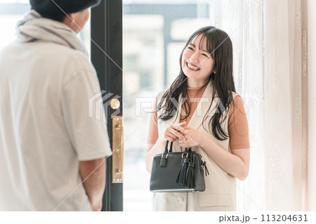 美容室・ヘアサロン・ビューティーサロンに来店・入店する若い女性 113204631