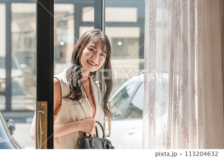 美容室・ヘアサロン・エステサロン・ネイルサロン・ビューティーサロンに来店・入店する若い女性 113204632