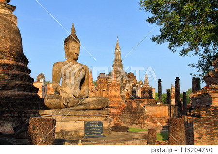 タイ北部の古都スコータイ　世界文化遺産のスコータイ歴史公園　ワットマハタート寺院遺跡の仏塔や仏像 113204750