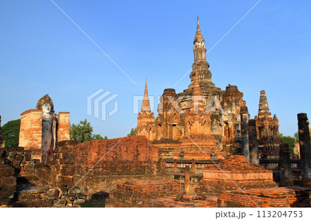 タイ北部の古都スコータイ　世界文化遺産のスコータイ歴史公園　ワットマハタート寺院遺跡の仏塔や仏像 113204753