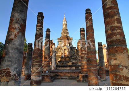 タイ北部の古都スコータイ 世界文化遺産のスコータイ歴史公園 ワットマハタート寺院遺跡の仏塔や仏像 タイ北部の古都スコータイ 世界文化遺産のスコータイ歴史公園 ワットマハタート寺院遺跡の仏塔や仏像 113204755