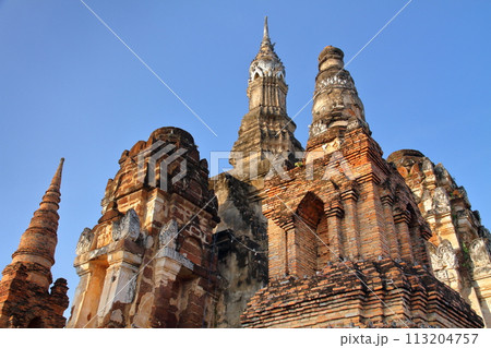 タイ北部の古都スコータイ　世界文化遺産のスコータイ歴史公園　ワットマハタート寺院遺跡の仏塔や仏像 113204757