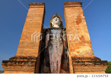 タイ北部の古都スコータイ　世界文化遺産のスコータイ歴史公園　ワットマハタート寺院遺跡の仏塔や仏像 113204758