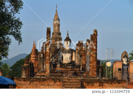 タイ北部の古都スコータイ　世界文化遺産のスコータイ歴史公園　ワットマハタート寺院遺跡の仏塔や仏像 113204759