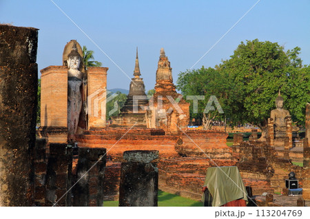 タイ北部の古都スコータイ 世界文化遺産のスコータイ歴史公園 ワットマハタート寺院遺跡の仏塔や仏像 タイ北部の古都スコータイ 世界文化遺産のスコータイ歴史公園 ワットマハタート寺院遺跡の仏塔や仏像 113204769