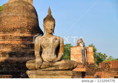 タイ北部の古都スコータイ 世界文化遺産のスコータイ歴史公園 ワットマハタート寺院遺跡の仏塔や仏像 タイ北部の古都スコータイ 世界文化遺産のスコータイ歴史公園 ワットマハタート寺院遺跡の仏塔や仏像 113204776