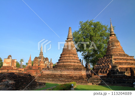 タイ北部の古都スコータイ　世界文化遺産のスコータイ歴史公園　ワットマハタート寺院遺跡の仏塔や仏像 113204889