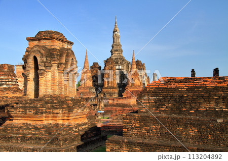 タイ北部の古都スコータイ　世界文化遺産のスコータイ歴史公園　ワットマハタート寺院遺跡の仏塔や仏像 113204892