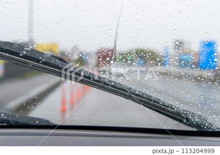 フロントガラスの水滴を拭うワイパー 113204999