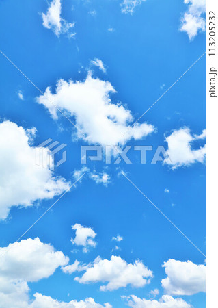 夏の青空と白い雲 113205232