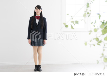 使いやすい白背景でカメラ目線正面で笑顔の女子高生 全身	 113205954