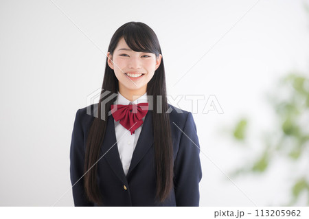 白壁の前に立つ女子高生 白壁の前に立つ女子高生 113205962