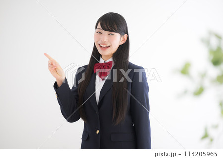 使いやすい白背景でカメラ目線正面で笑顔の女子高生 指さしでオススメポーズ	 113205965
