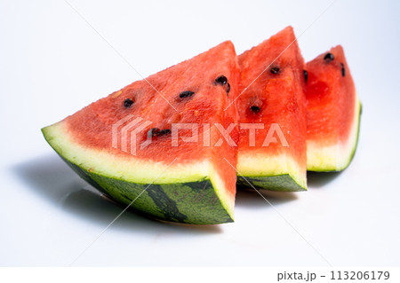 切ったスイカを白背景に並べた写真 113206179